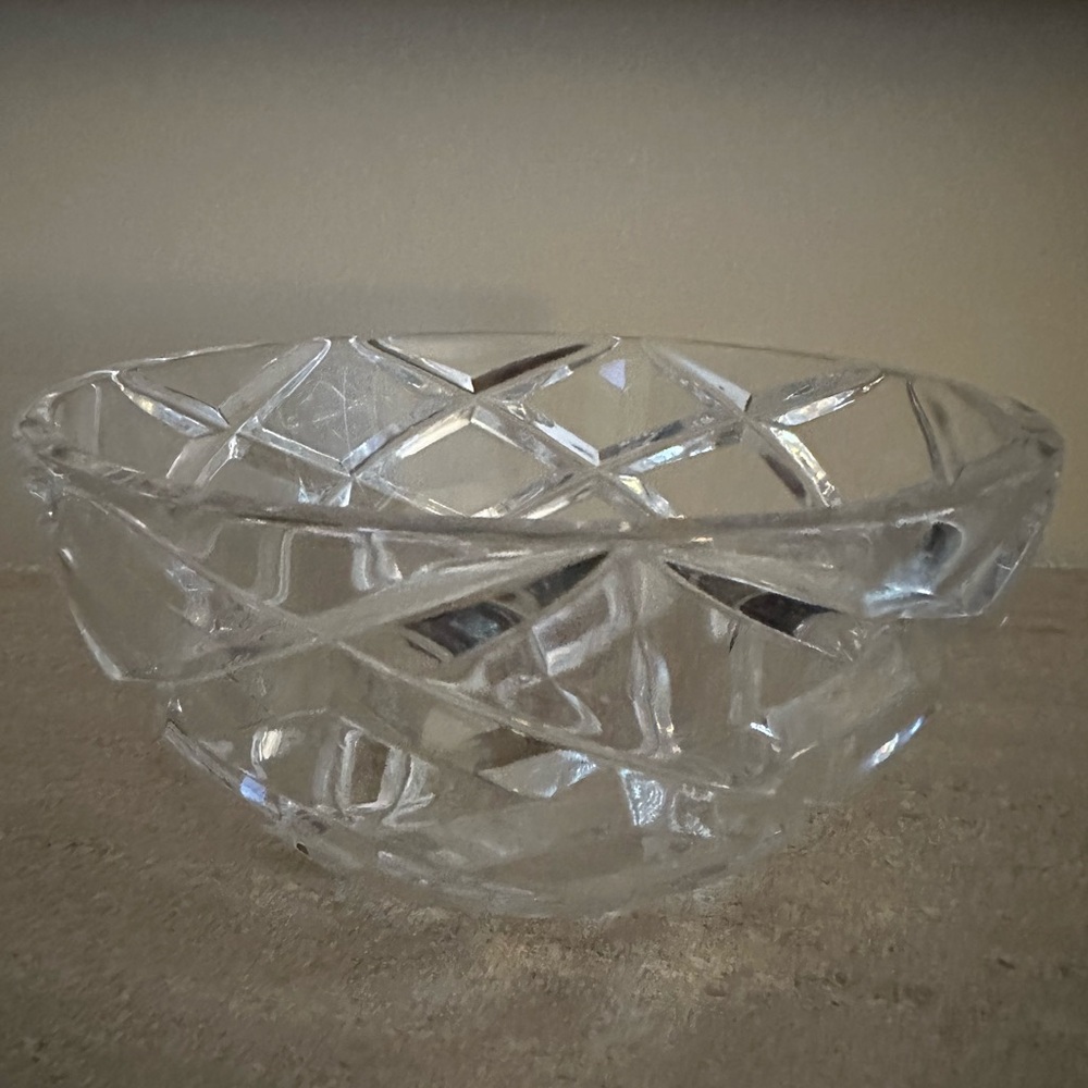 Tiffany- Elegant Clear Glass Bowl. Never used.
6 inches.